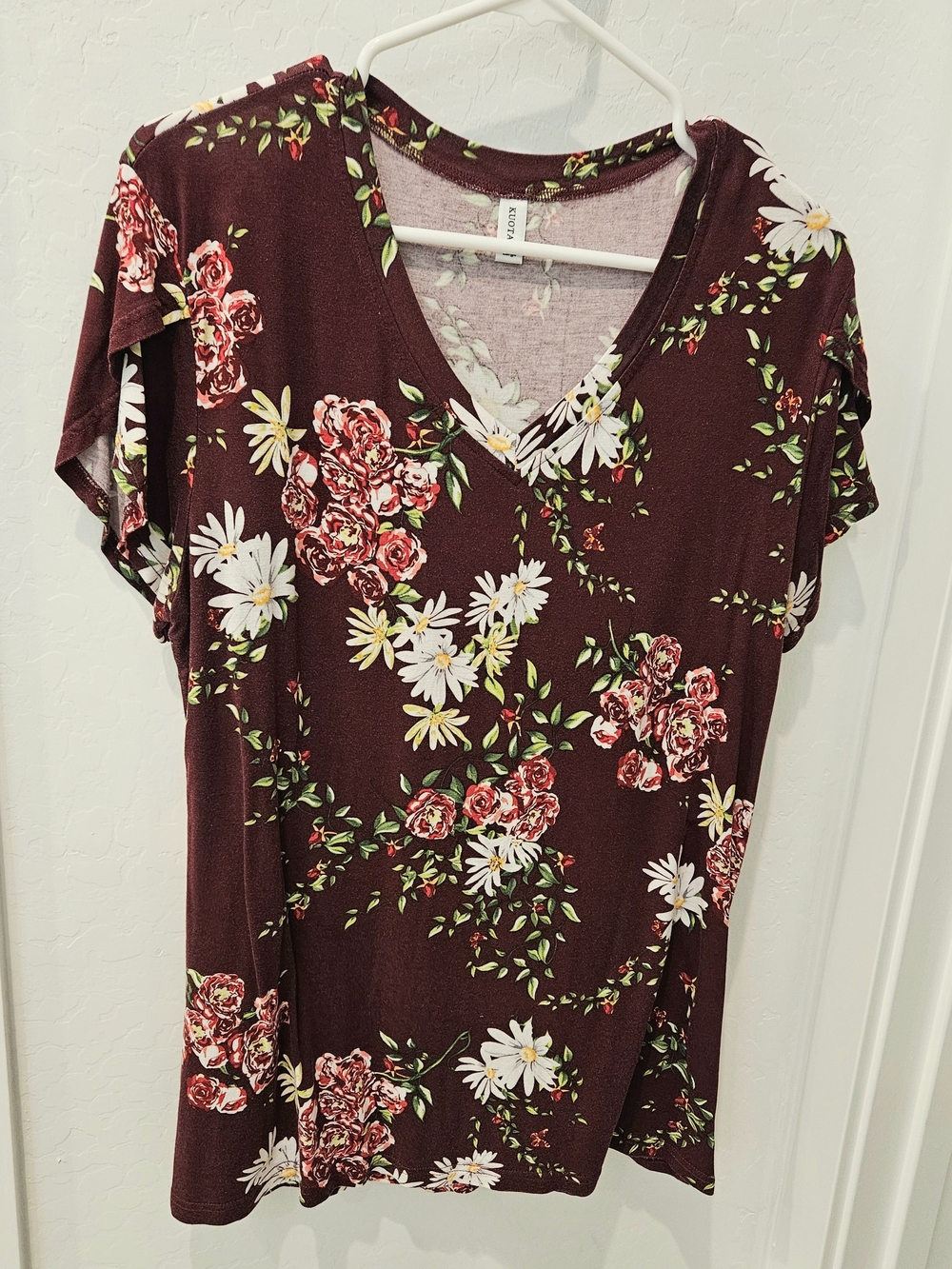 Women's V-Neck Floral Tee - Burgundy